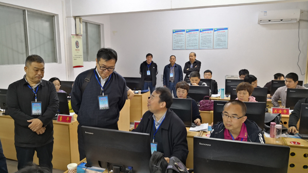 省招办沈长云副主任到评卷现场检查指导工作.jpg